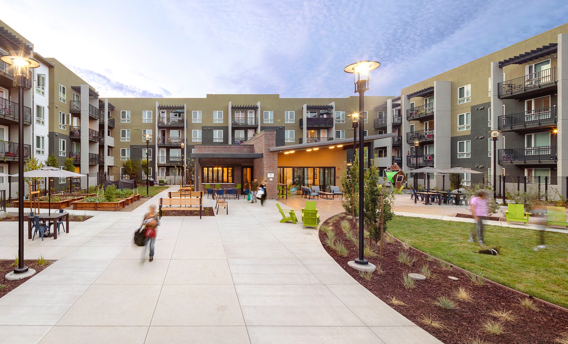 The Cannery at Lewis Street Courtyard Panorama
